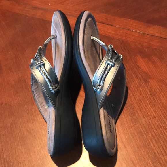 Minnetonka gray metallic leather thong sandals shoes size 6M - Picture 9 of 12